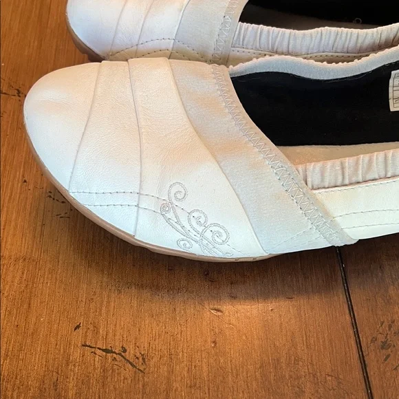 Merrell Women's Beige Slip-On Flats - Picture 2 of 7